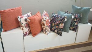 création artisanale de coussin tissus éditeurs comme casal, thevenon, evo