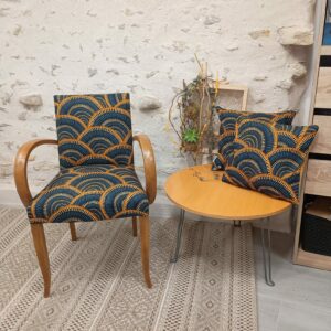 Fauteuil bridge vintage restauré tissu wax Maison Thévenon bleu et or — Le Clou de la Tapissière