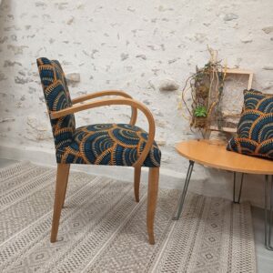 Fauteuil bridge retapissé vue de côté, structure bois massif verni et tissu éditeur Thévenon