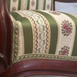 fauteuil refait à l'atelier Le Clou de la Tapissière avec tissu de chez casal et finition galon reps