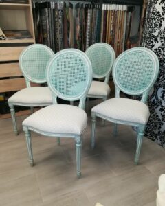 chaise relookées à l'atelier le clou de la tapissiere