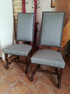 Chaises restaurés partiellement