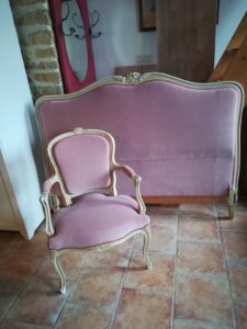 ensemble tête de lit et cabriolet Louis XV recouvert avec un velours d'ameublement