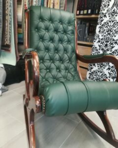 fauteuil à bascule refait à l'atelier Le Clou de la Tapissière