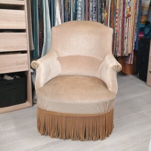 fauteuil crapaud à dossier chapeau de gendarme avant