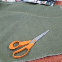ciseaux de tapissiers et coupon de tissus d'ameublement